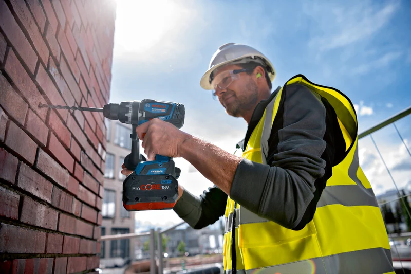 Bosch Professional GSB 18V-150 C Akku-Schlagbohrschrauber mit 150 Nm ohne Akku/Lader in L-Boxx 136