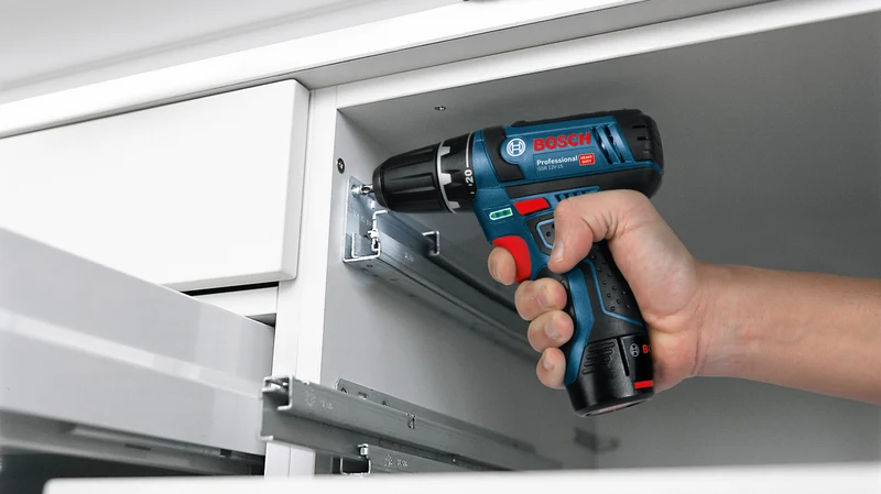Bosch Professional GSR 12V-15 Akku-Bohrschrauber mit 2 x 2.0 Ah Akku in Tasche