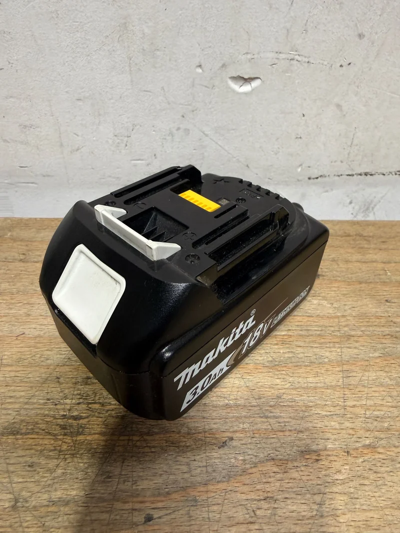 Makita BL 1830 B Li-Ion Akku 18 V 3,0 Ah / 3000 mAh ( 197599-5 ) mit LED Anzeige - original, kein Nachbau - Gebraucht