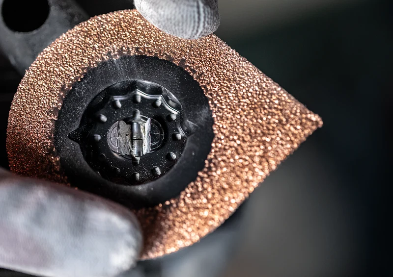 Bosch EXPERT Schleifplatte AVZ 70 RT4 (Starlock, 3 max, zum Entfernen von Fugen, Mörtel, Fliesenkleber, 70 mm, Carbide-RIFF)