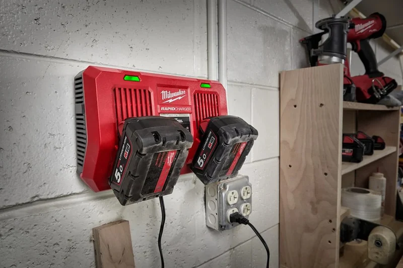 Milwaukee M18 DFC Zweifach-Simultan-Schnellladegerät 6 A Ladestrom