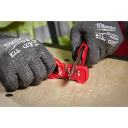 Milwaukee Messerschärfer magnetisch und kompakt (4932478562)