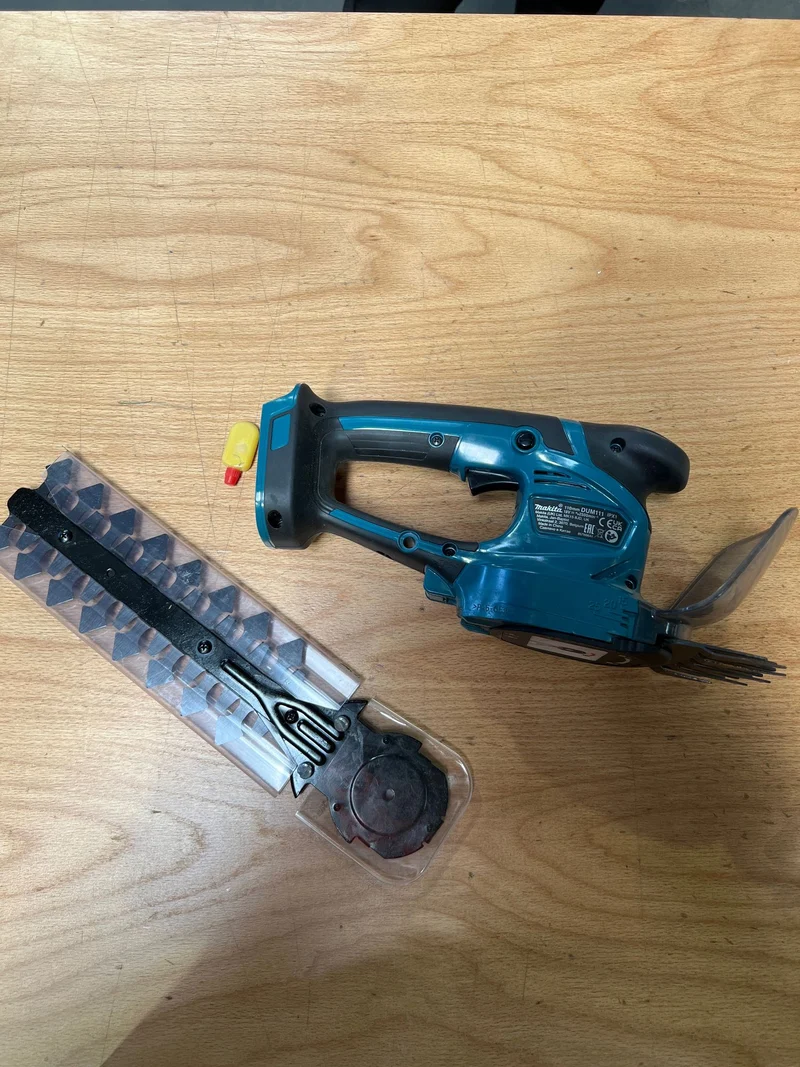 Makita DUM 111 ZX Akku Grasschere Strauchschere 18 V 11 cm Solo - ohne Akku, ohne Ladegerät - Reparaturgerät