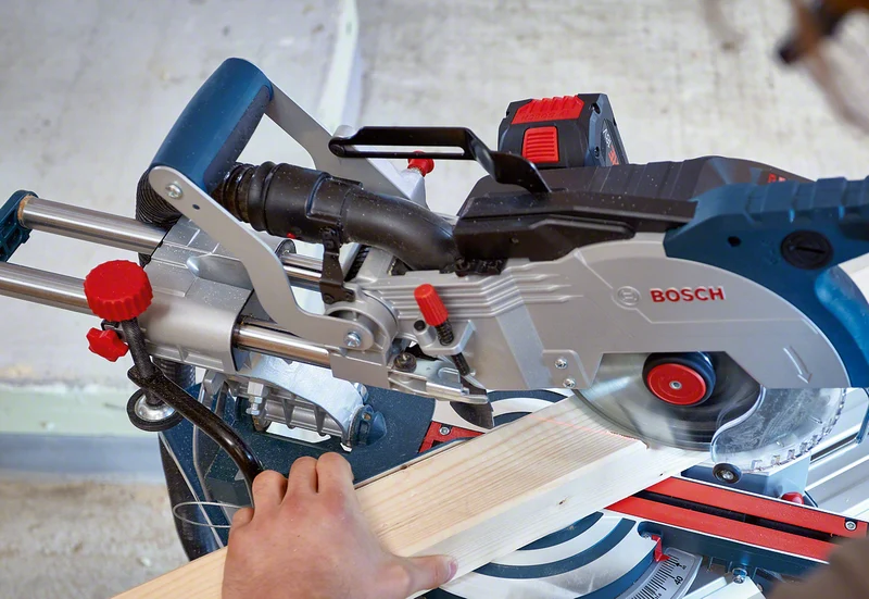Bosch Akku-Kapp- & Gehrungssäge GCM 18V-216 (Trenntiefe max.: 70 mm, Sägeblatt-Ø: 216 mm, Biturbo, Solo)