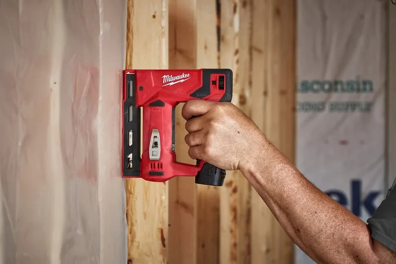Milwaukee M12 BST-0 Akku-Tacker ohne Akku/Lader (4933459634)
