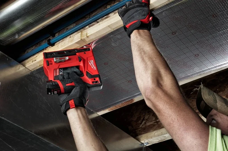 Milwaukee M12 BST-0 Akku-Tacker ohne Akku/Lader (4933459634)