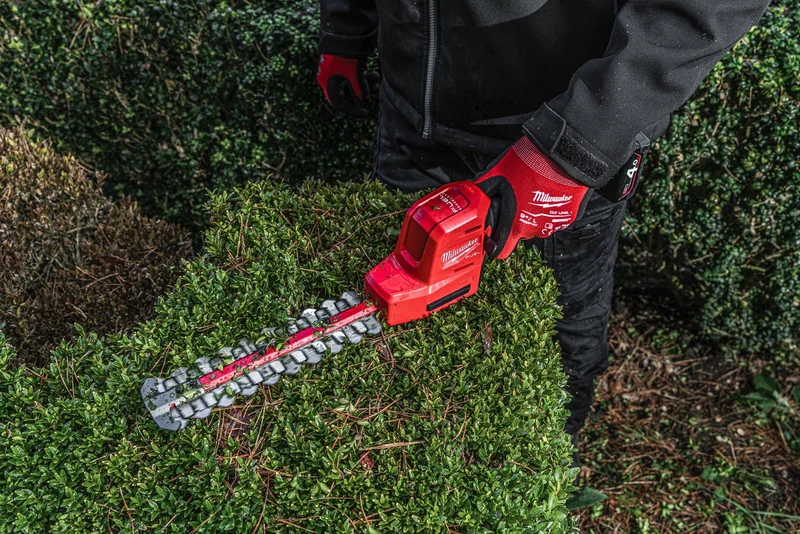 Milwaukee M12 FHT20-0 Akku-Heckenschere (Messerlänge: 20 cm, Max. Schnittkapazität: 12,5 mm, ohne Akku)