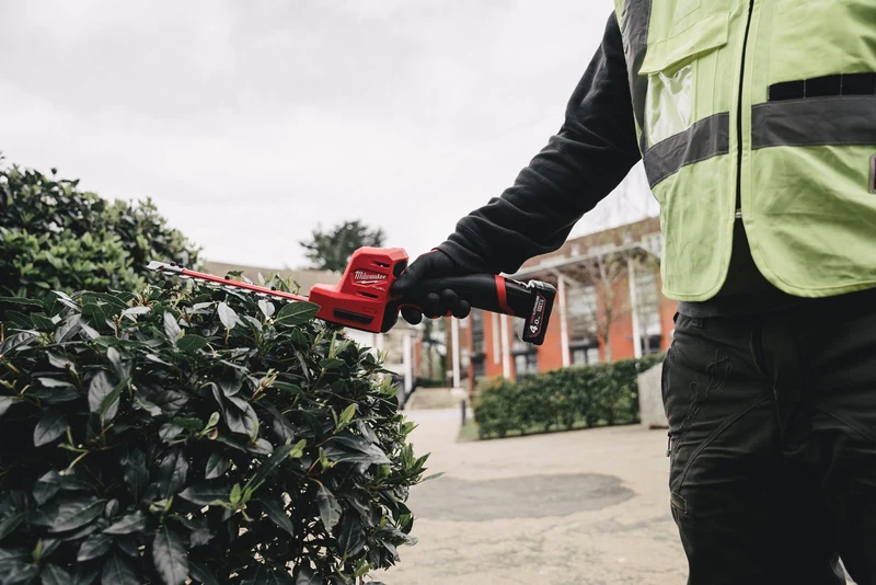 Milwaukee M12 FHT20-0 Akku-Heckenschere (Messerlänge: 20 cm, Max. Schnittkapazität: 12,5 mm, ohne Akku)