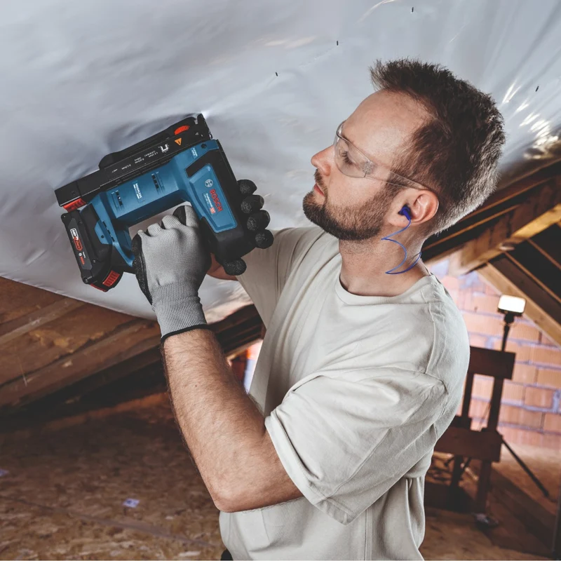 Bosch GTH 18V-14 Akku Holzklammerer 18 V 10,6 x 6 - 14 mm Brushless + 2x ProCORE Akku 4,0 Ah + Ladegerät