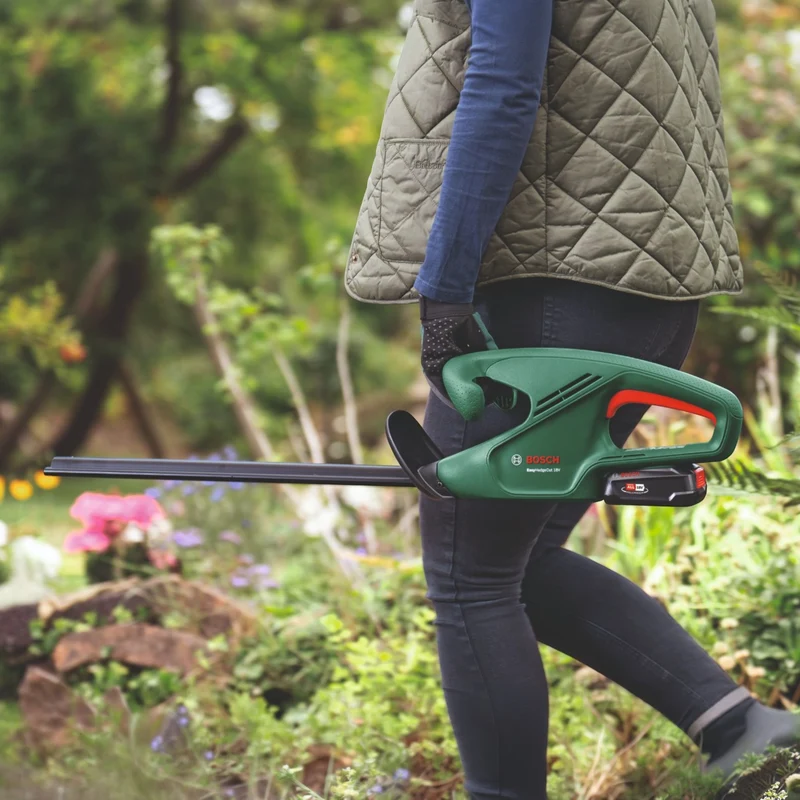 Bosch EasyHedgeCut 18V-44-11 Akku Heckenschere 18 V 44 cm + 1x Akku 6,0 Ah + Ladegerät