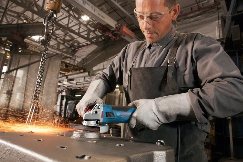 Bosch Professional GWS 17-125 CIE Winkelschleifer im Karton