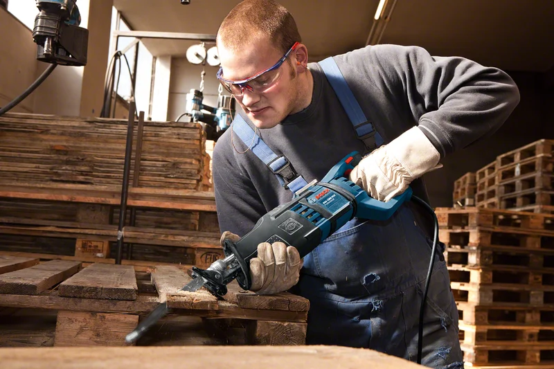 Bosch Professional GSA 1300 PCE Säbelsäge inkl. 2 Säbelsägeblätter 28 mm Hublänge 1300 Watt im Handwerkerkoffer