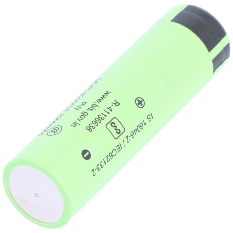 Ladegerät und 2 Stück Panasonic 18650 Li-ion Akku mit erhöhten Pluspol, ungeschützt, 66,7x18,3mm