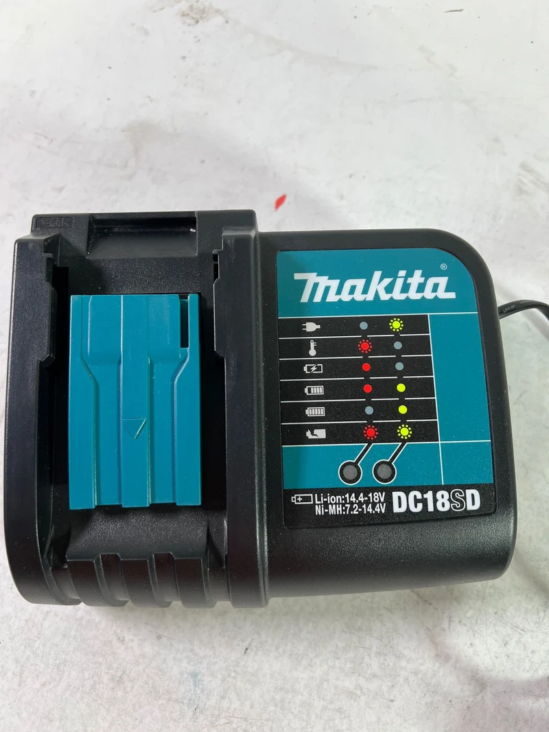 Makita DC 18 SD Akku Ladegerät 7,2 V - 18 V für Li-Ion Akku ( 194533-6 ) - Reparaturgerät