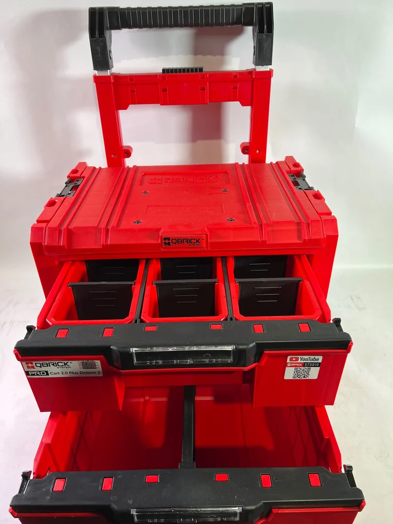 Qbrick System PRO Cart 2.0 Plus Drawer 2 Red Ultra HD Custom mobile Box auf Rädern 520 x 415 x 660 mm 9,5 l 12 l abnehmbarer Doppelteleskopgriff - Beschädigt