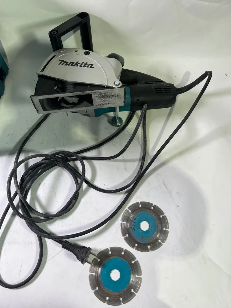 Makita SG 1251 J Mauernutfräse mit 1.400 Watt im Makpac + 2 Diamantscheiben 125 mm - Gebraucht