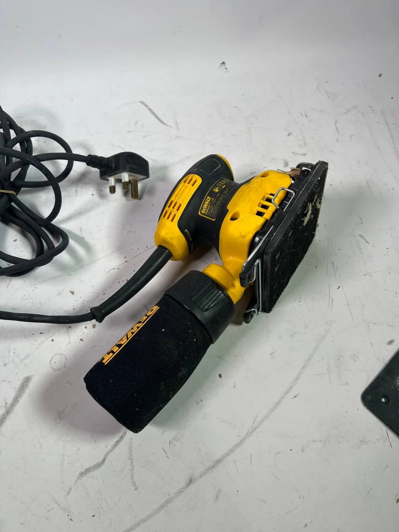 DeWalt DWE 6411-QS Schwingschleifer 230 Watt Klettfix 108 x 115 mm + Staubsack - Reparaturgerät