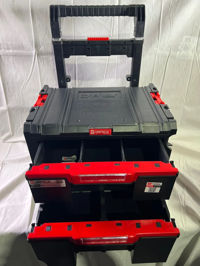 Qbrick System PRO Cart 2.0 Plus Drawer 2 mobile Box auf Rädern 520 x 415 x 660 mm 9,5 l 12 l abnehmbarer Doppelteleskopgriff - Beschädigt