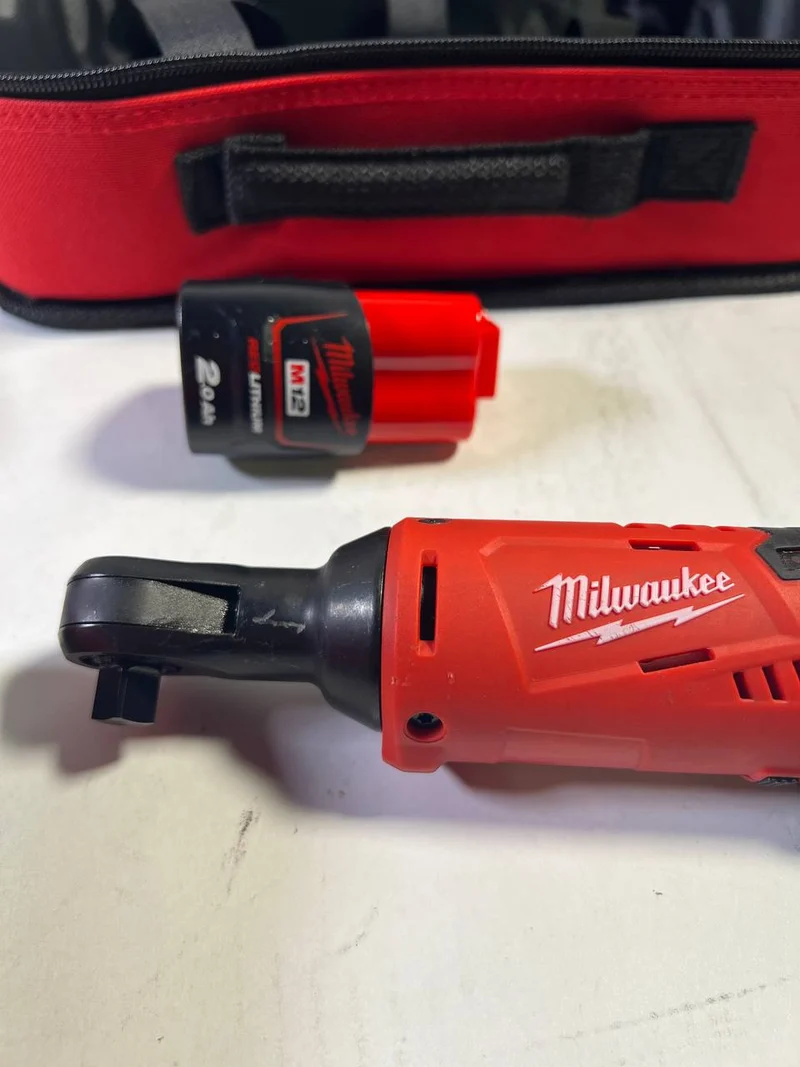 Milwaukee M12 IR-201B Akku Ratsche 12 V 47 Nm 3/8" + 1x Akku 2,0 Ah + Ladegerät + Tasche ( 4933448110 ) - Leicht Gebraucht