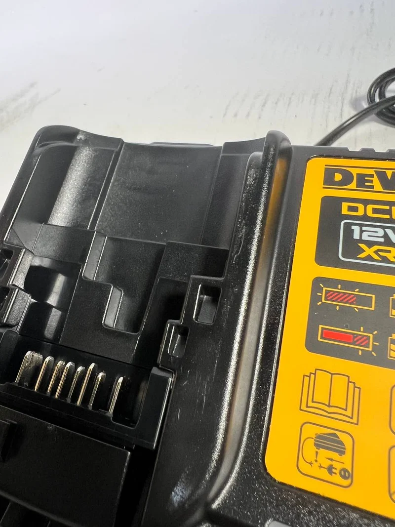 DeWalt DCB 1104 Schnell Ladegerät 10,8 - 18 V 4,0 A für XR Li-Ion Akkus - Leicht Gebraucht