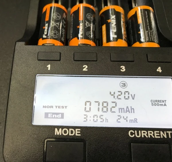 AccuCell SET-ARLO9 Schnell-Ladegerät und 8 Akkus CR123A mit 3,6 Volt bis 3,7 Volt - min. 700mAh, typisch 760mAh, max. 820mAh