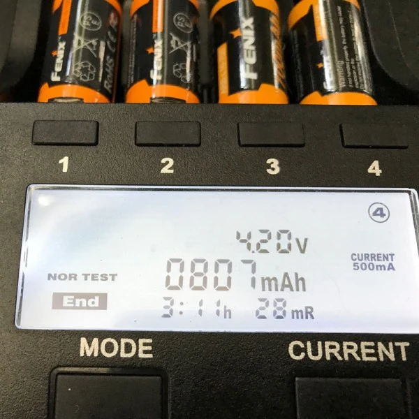 AccuCell SET-ARLO9 Schnell-Ladegerät und 8 Akkus CR123A mit 3,6 Volt bis 3,7 Volt - min. 700mAh, typisch 760mAh, max. 820mAh