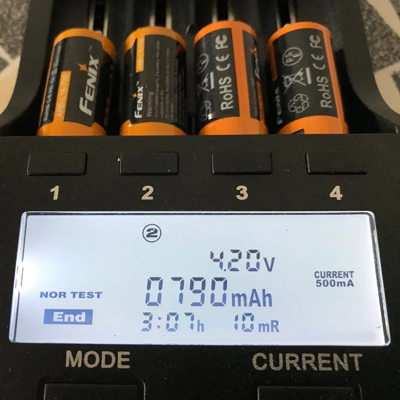 Wiederaufladbarer Arlo-Akku, 3.7 V max. 700mAh Lithium Arlo Batterien mit AccuCell Box, wiederaufladbar, passend für Netgear Arlo-Kamera VMC3030, 3230, 3330, 3430 4 Stück