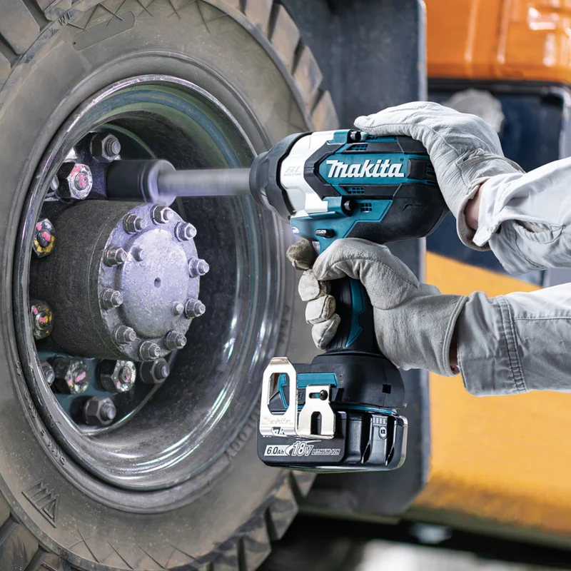 Makita DTW 1005 RM Akku Schlagschrauber 18 V 1360 Nm 3/4" Brushless + 2x Akku 4,0 Ah + Ladegerät