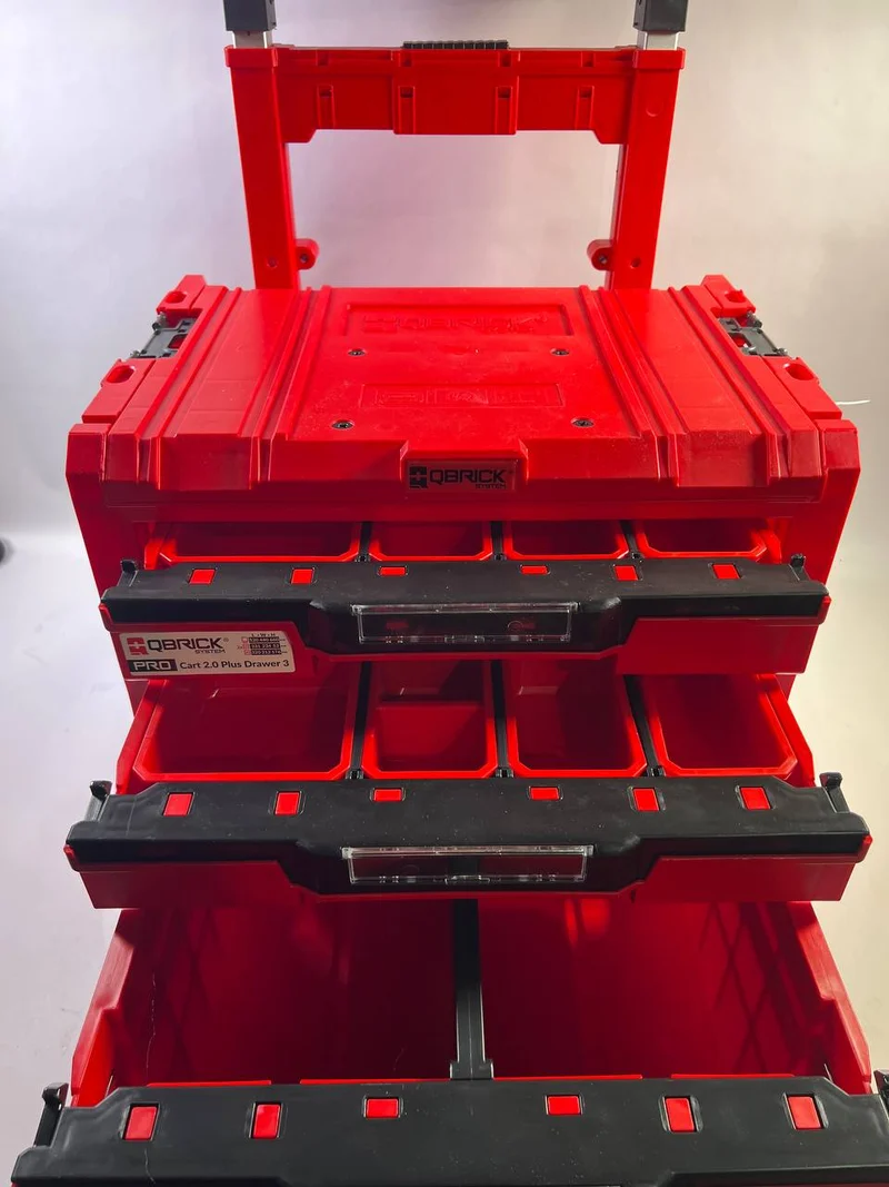Qbrick System PRO Cart 2.0 Plus Drawer 3 Red Ultra HD Custom mobile Box auf Rädern 520 x 415 x 660 mm 12 l 2x 4,5 l abnehmbarer Doppelteleskopgriff - Beschädigt