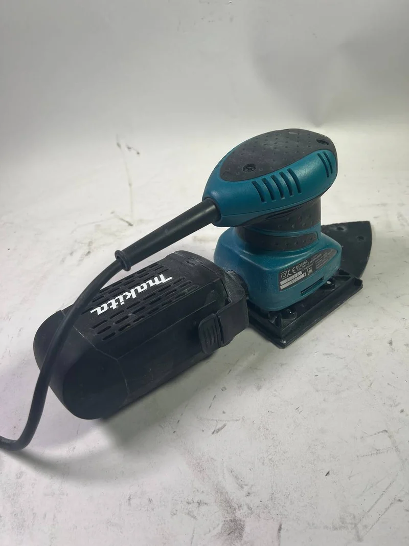 Makita BO 4565 K Schwingschleifer inkl. Schleifpapier-Set. im koffer - Stark Gebraucht