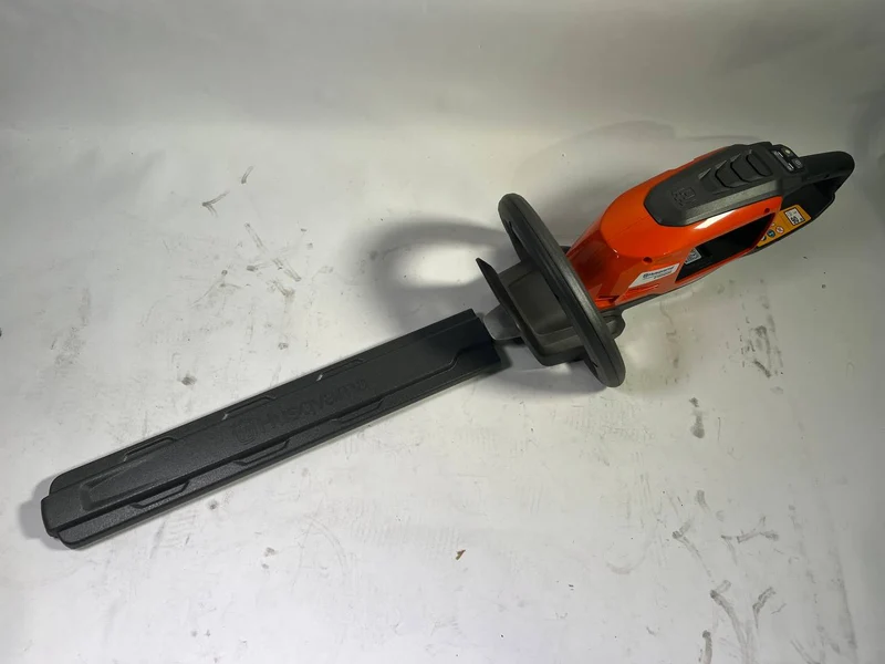 Husqvarna 215 iHD45 Akku Heckenschere 36 Volt 45 cm Länge Brushless ( 970536502 ) - Gebraucht