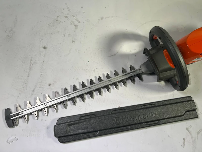 Husqvarna 215 iHD45 Akku Heckenschere 36 Volt 45 cm Länge Brushless ( 970536502 ) - Gebraucht
