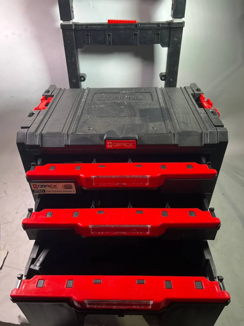 Qbrick System PRO Cart 2.0 Plus Drawer 3 mobile Box auf Rädern 520 x 415 x 660 mm 12 l 2x 4,5 l abnehmbarer Doppelteleskopgriff - Beschädigt