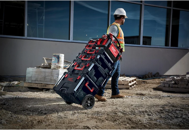 MILWAUKEE PACKOUT™ Trolleykoffer – 113 kg Nutzlast, IP65, 650 x 561 x 472 mm