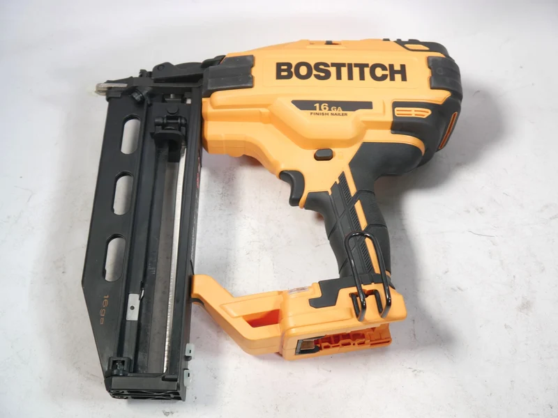 Bostitch BTCN 120 M2 18 V Akku 16GA Stauchkopfnagler+Lader+Box - „Herstellergeprüft & überholt“