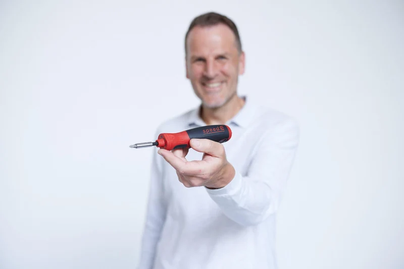 Wiha speedE PocketDrive Elektrischer Schraubendreher mit 31-teiliger Bitbox und 6 LEDs