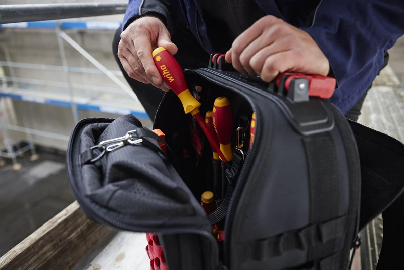 Wiha Werkzeugsortiment electric 27-teilig im Werkzeugrucksack – VDE isoliert, 77 Aufbewahrungsmöglichkeiten