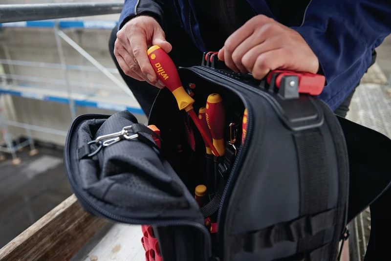 Wiha Werkzeugsortiment electric 27-teilig im Werkzeugrucksack – VDE isoliert, 77 Aufbewahrungsmöglichkeiten