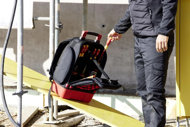 Wiha Werkzeugsortiment electric 27-teilig im Werkzeugrucksack – VDE isoliert, 77 Aufbewahrungsmöglichkeiten