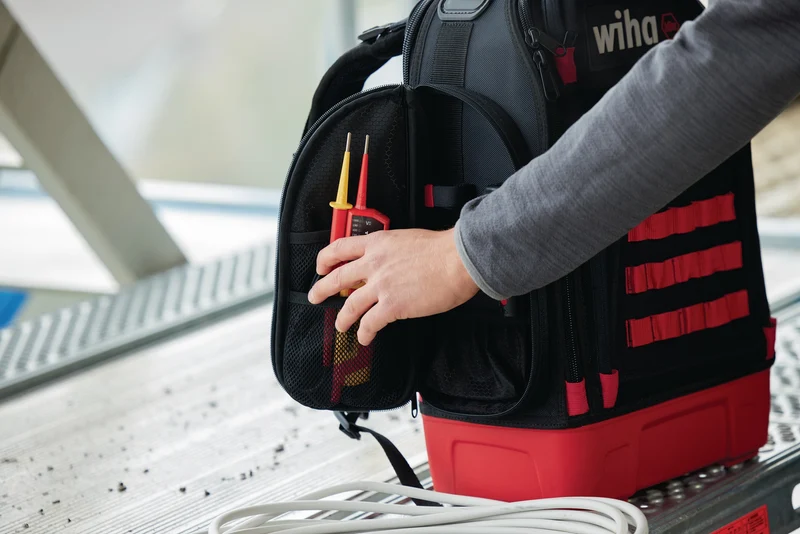 Wiha Werkzeugsortiment electric 27-teilig im Werkzeugrucksack – VDE isoliert, 77 Aufbewahrungsmöglichkeiten