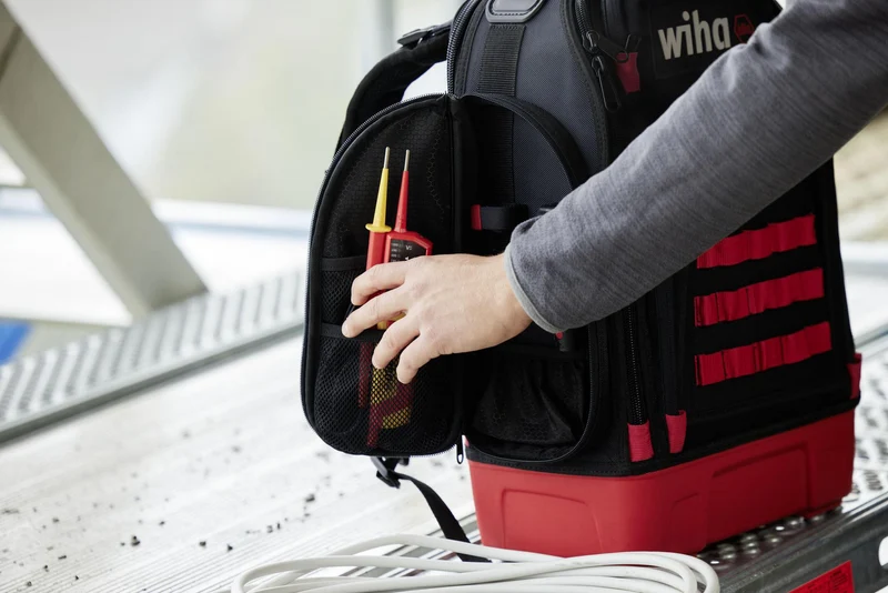 Wiha Werkzeugsortiment electric 27-teilig im Werkzeugrucksack – VDE isoliert, 77 Aufbewahrungsmöglichkeiten