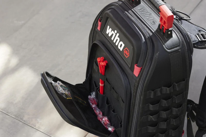Wiha Werkzeugsortiment electric 27-teilig im Werkzeugrucksack – VDE isoliert, 77 Aufbewahrungsmöglichkeiten
